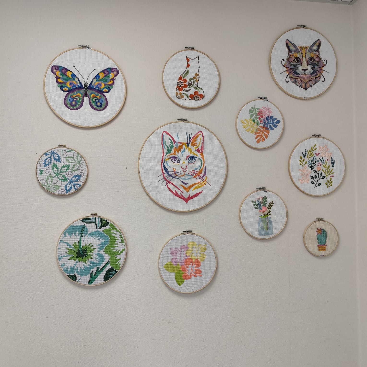 Pared con bordados
