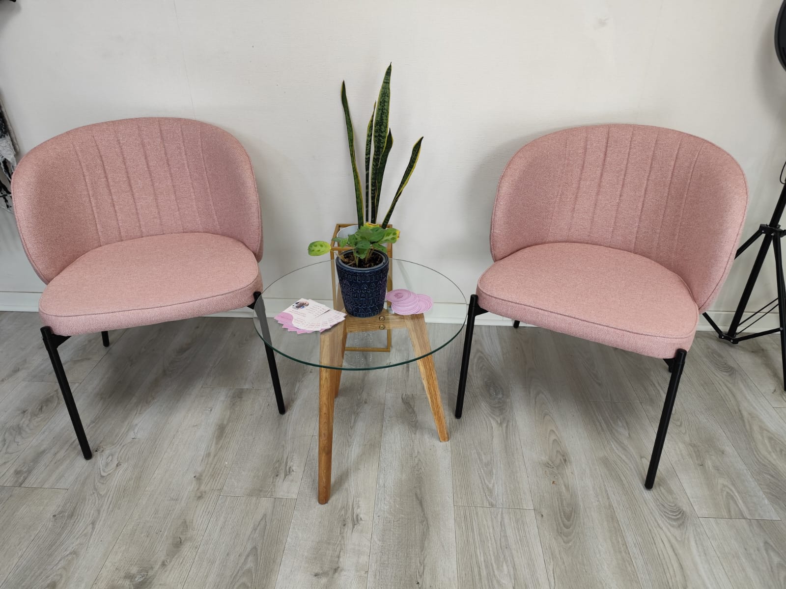 Sala de espera con sillones rosados